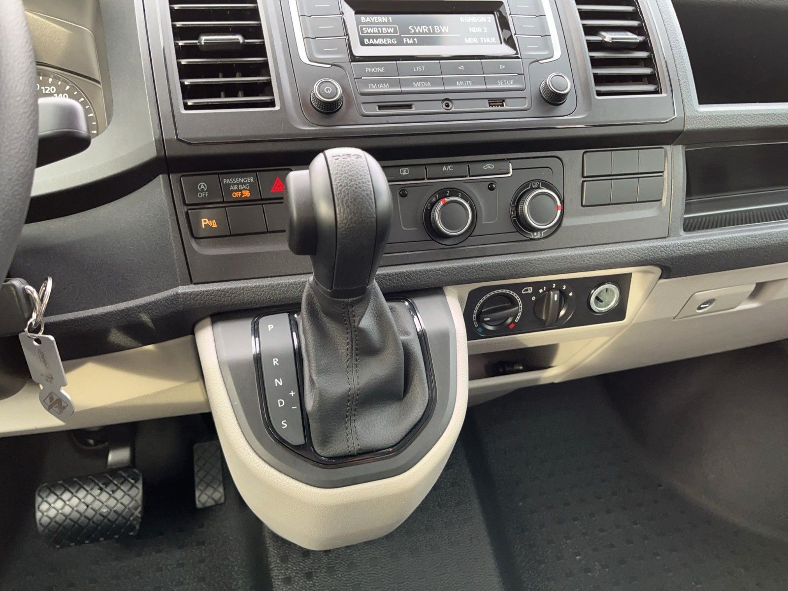 Fahrzeugabbildung Volkswagen T6 Kombi T6 2.0l DSG*9-Sitzer*Standheizung*PDC*A