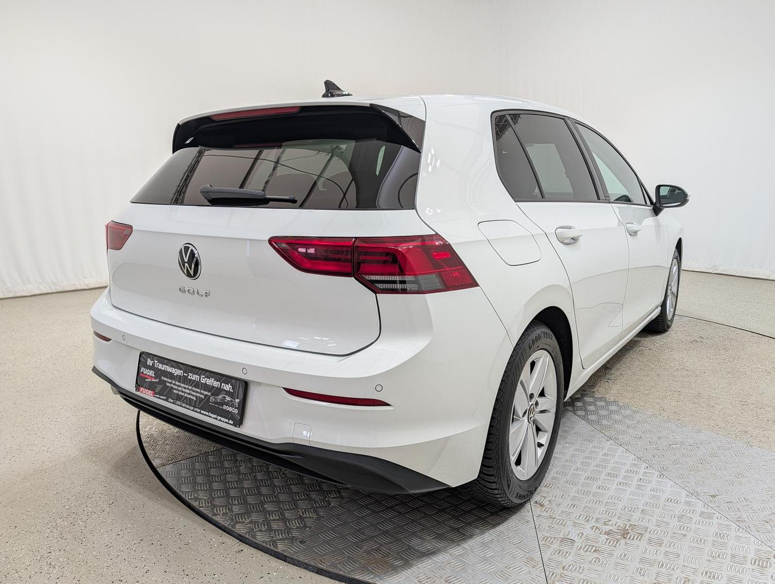 Volkswagen Golf 1.5 TSI Life DCC Fahrwerk AHZV Standhzg., миниатюра 4