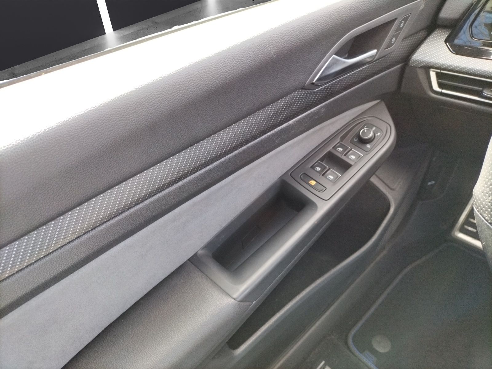 Fahrzeugabbildung Volkswagen Golf VIII R 4M  DSG Matrix Navi Harman AID ACC R