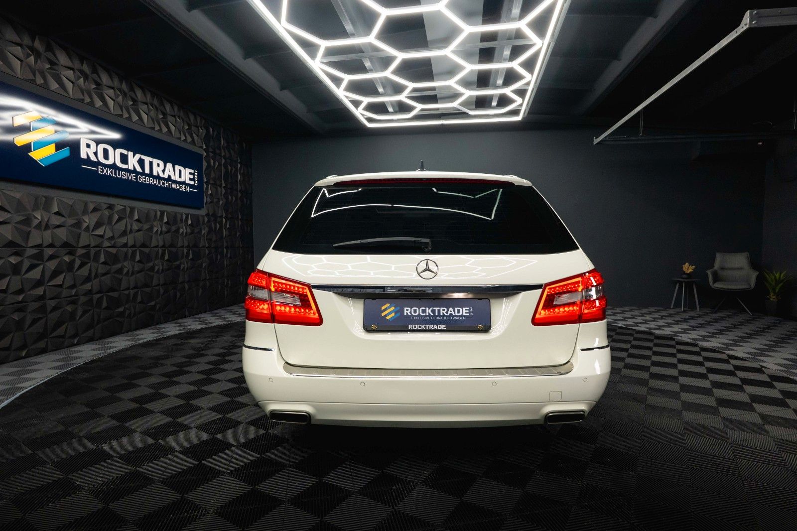 Fahrzeugabbildung Mercedes-Benz E 220 T CDI BlueEfficiency Avantgarde *Bi-Xenon*