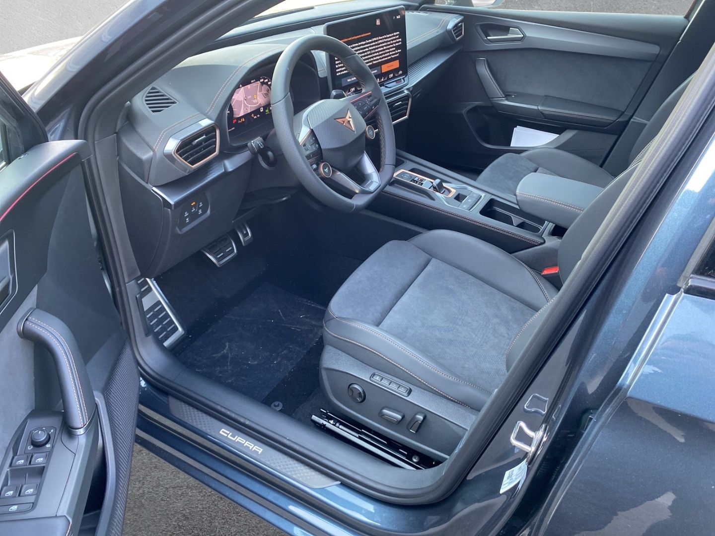 Fahrzeugabbildung CUPRA Leon Sportstourer 4Drive VZ*NAVI*MATRIX-LED*SHZ*