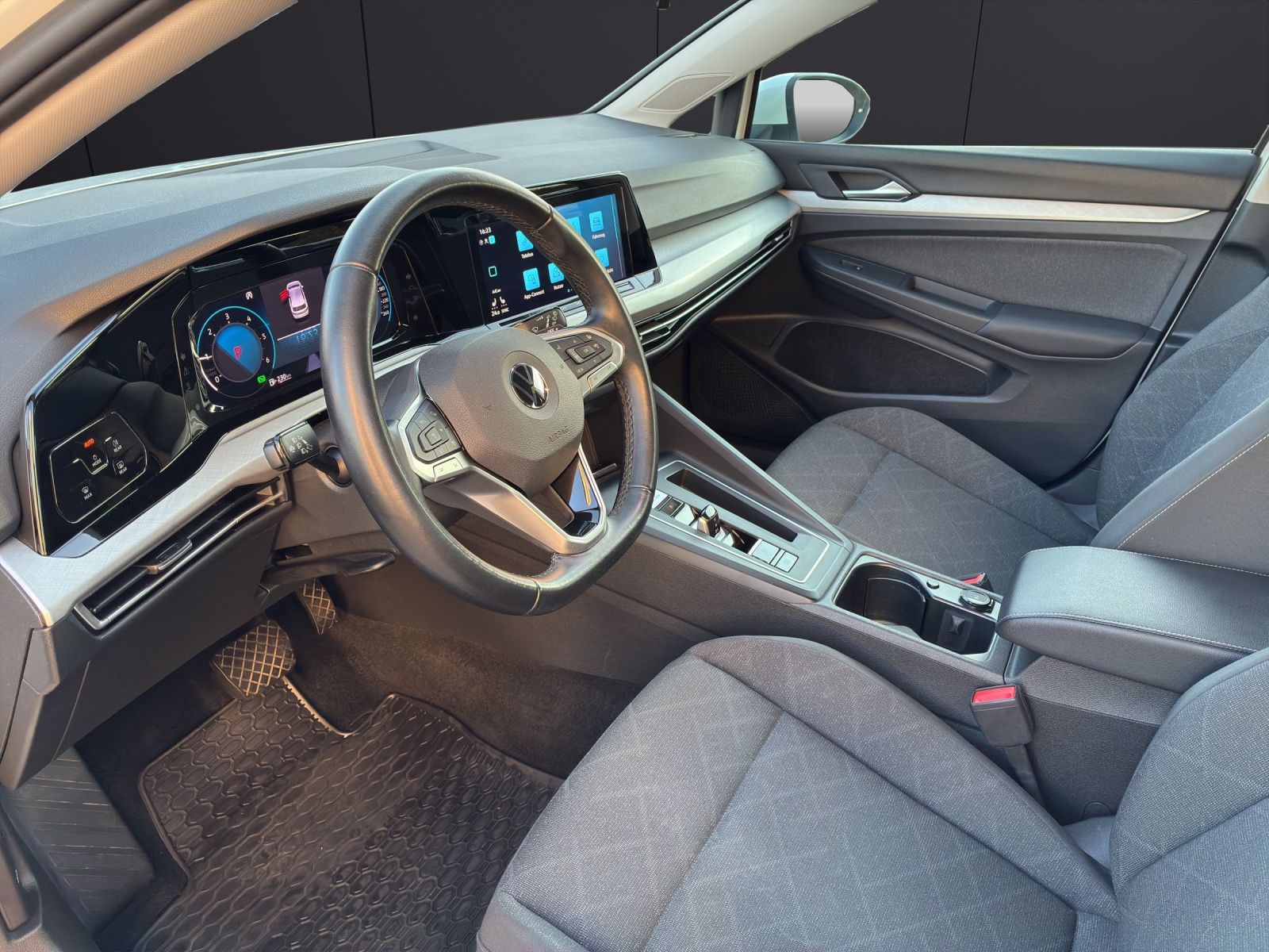 Fahrzeugabbildung Volkswagen Golf VIII Life DSG TDI LED ACC SH PDC Ambiente N