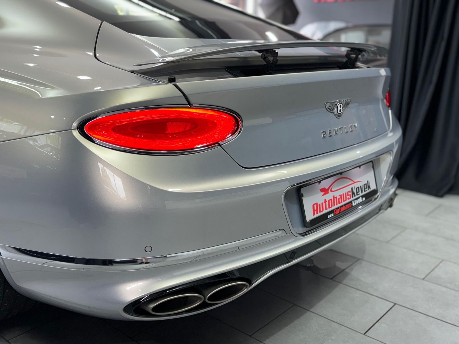 Fahrzeugabbildung Bentley Continental GT 6.0 W12 4WD AKRAPOVIC MASSAGE