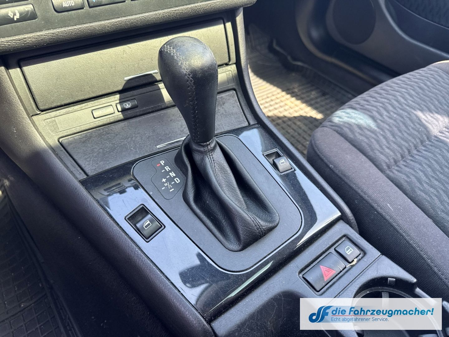 Fahrzeugabbildung BMW 318 i Klimaautom SD PDC Alu Sportfahrwerk Multif