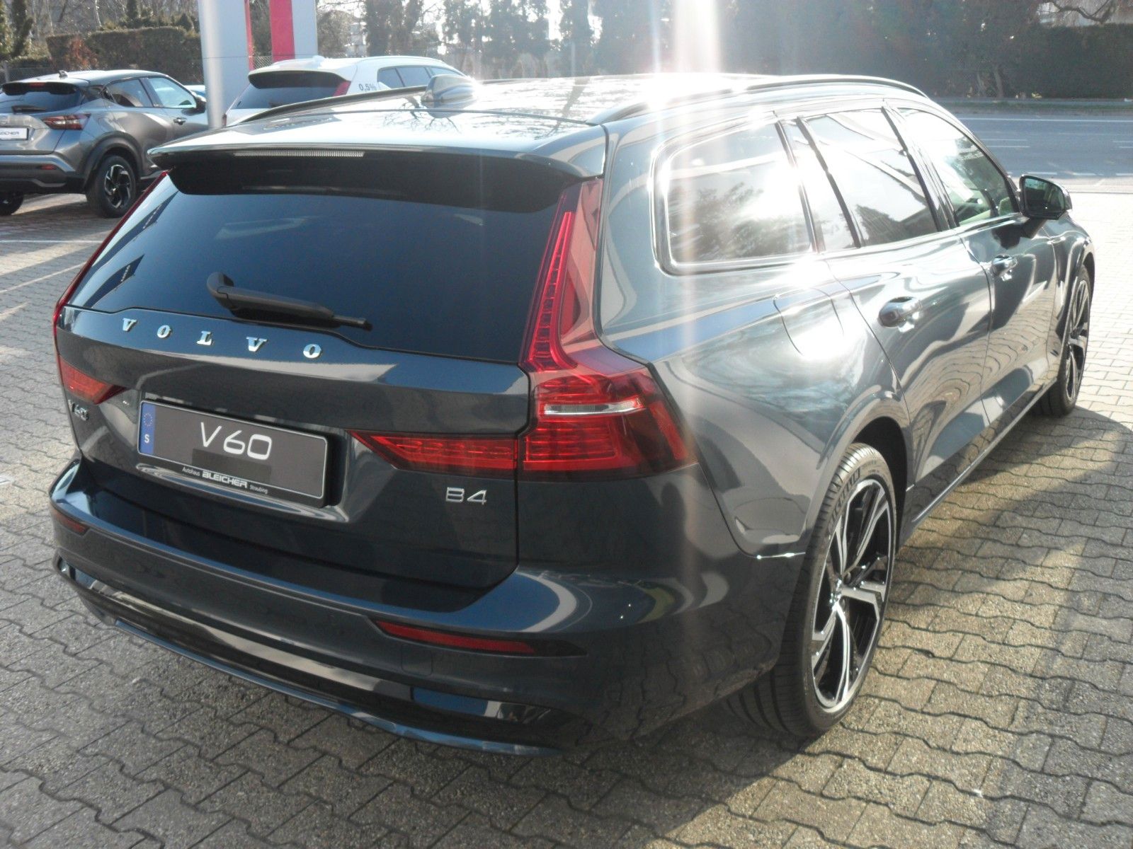 Fahrzeugabbildung Volvo V60 B4 Kombi Plus Dark | Diesel