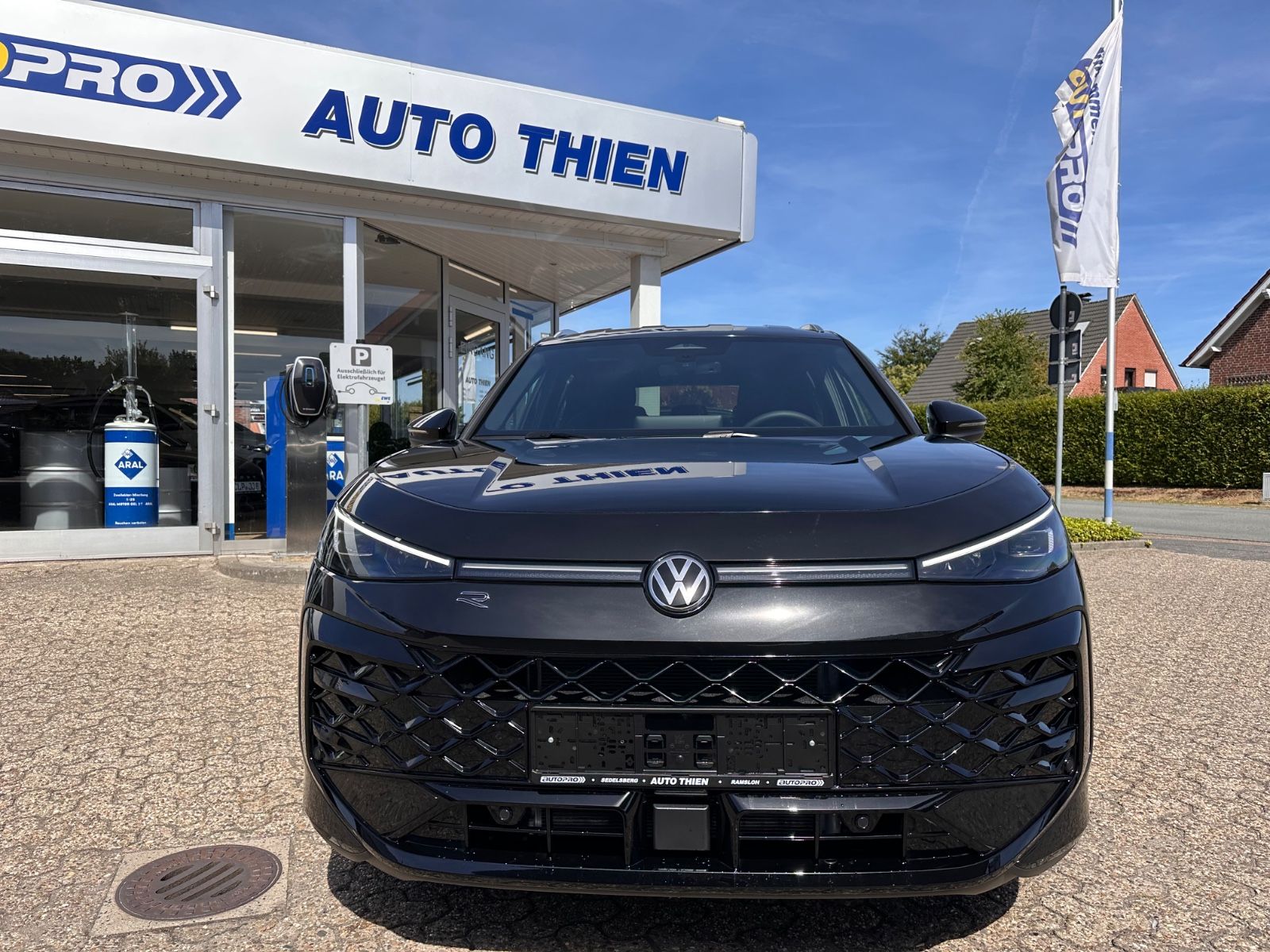 Fahrzeugabbildung Volkswagen T-Roc R Line 1.5 eTSI DSG APP/ACC/AHK/LED/eHeck