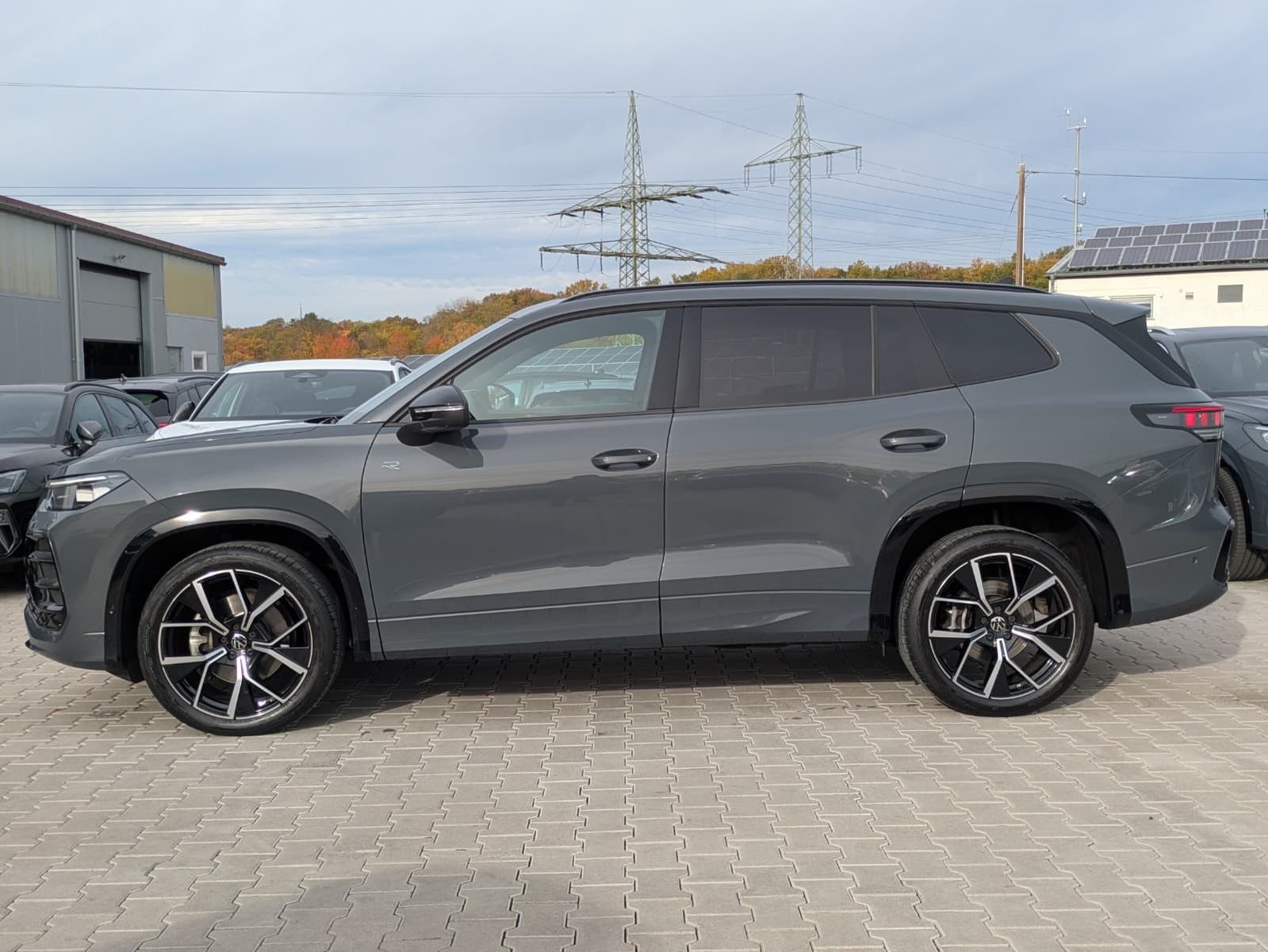 Fahrzeugabbildung Volkswagen Tayron 2.0 TDI 4M R-Line BLACK*7Si*MATRIX*PANO