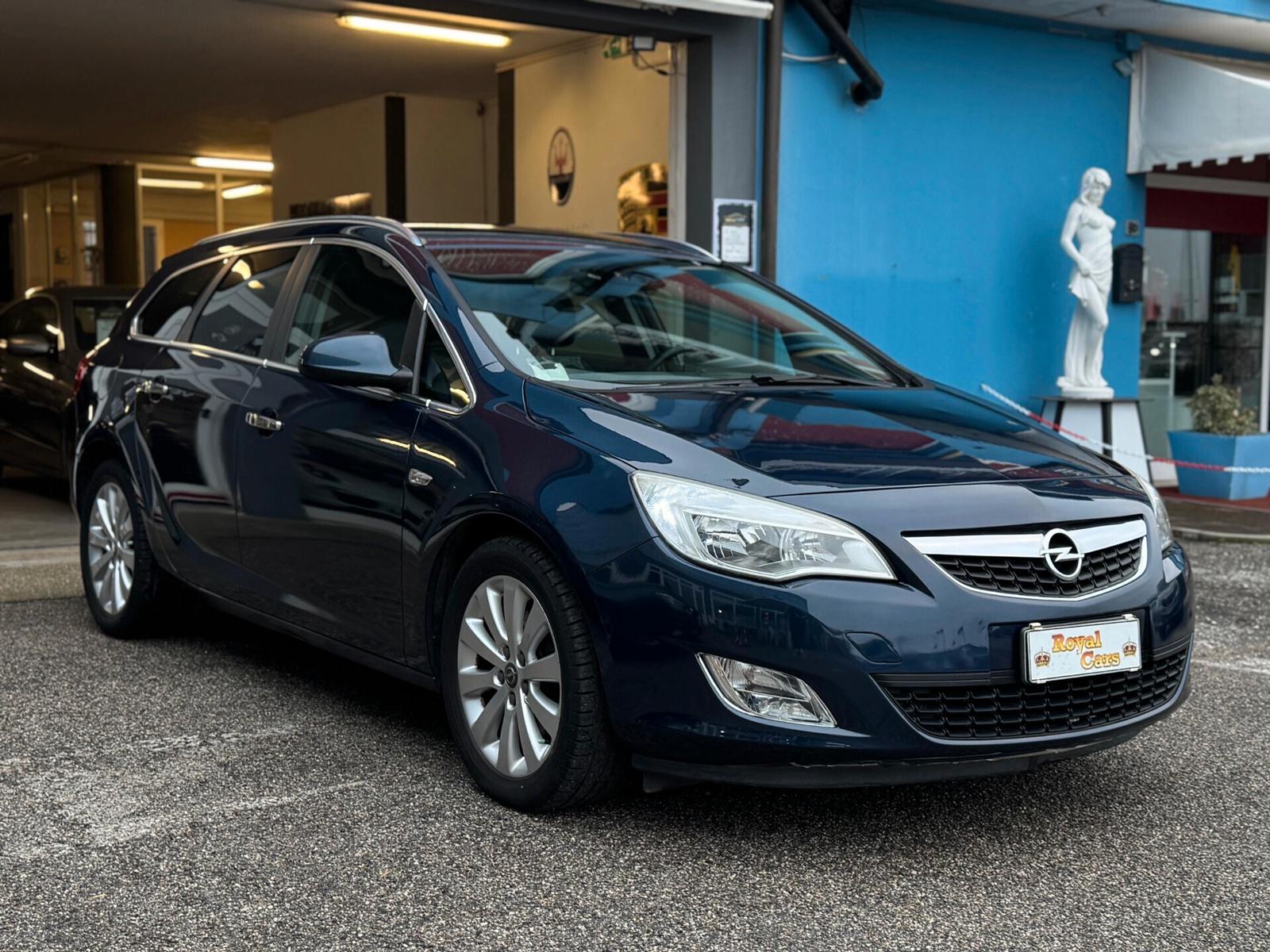 Opel Astra 2011 — interior