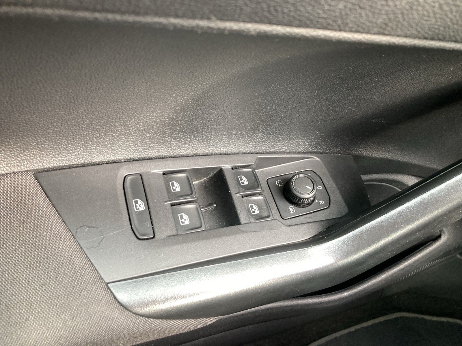 Fahrzeugabbildung Volkswagen Polo TSI Active DSG LED Navi ACC PDC SH