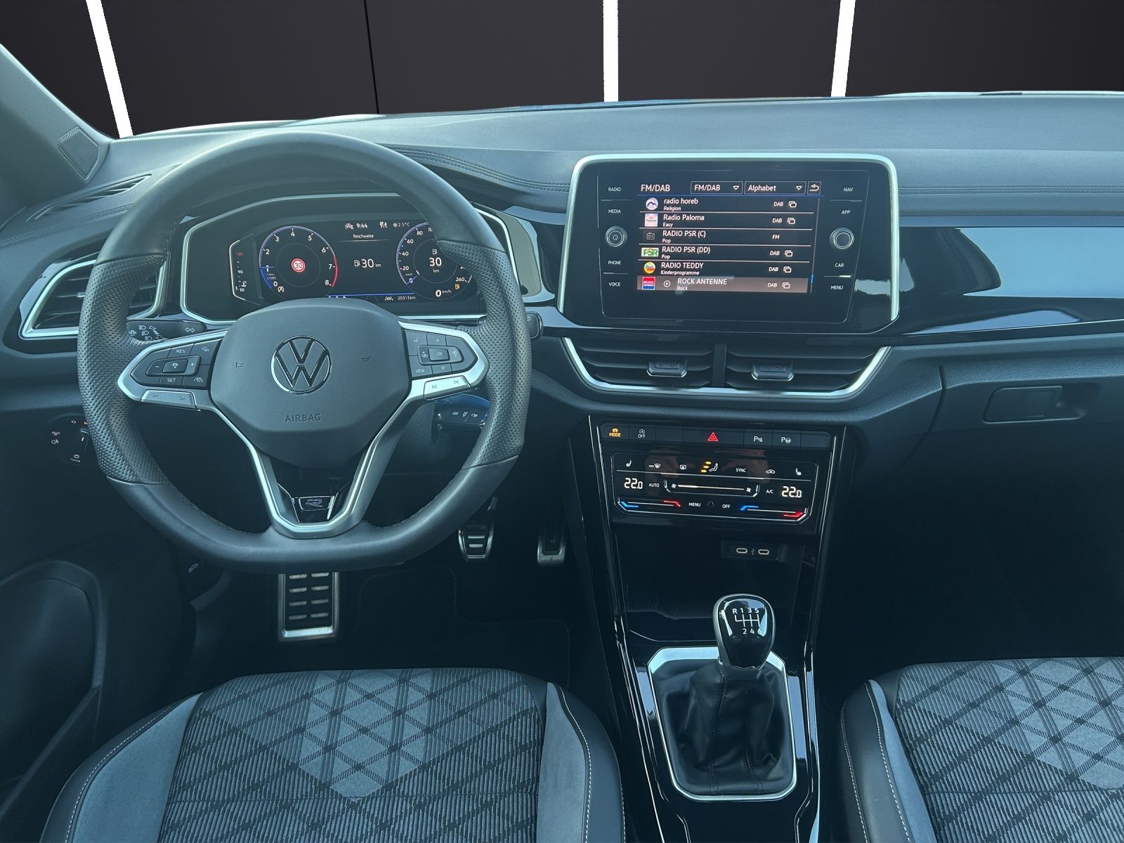 Fahrzeugabbildung Volkswagen T-Roc R-Line TSI IQ.Light ACC SH RearView AppCon