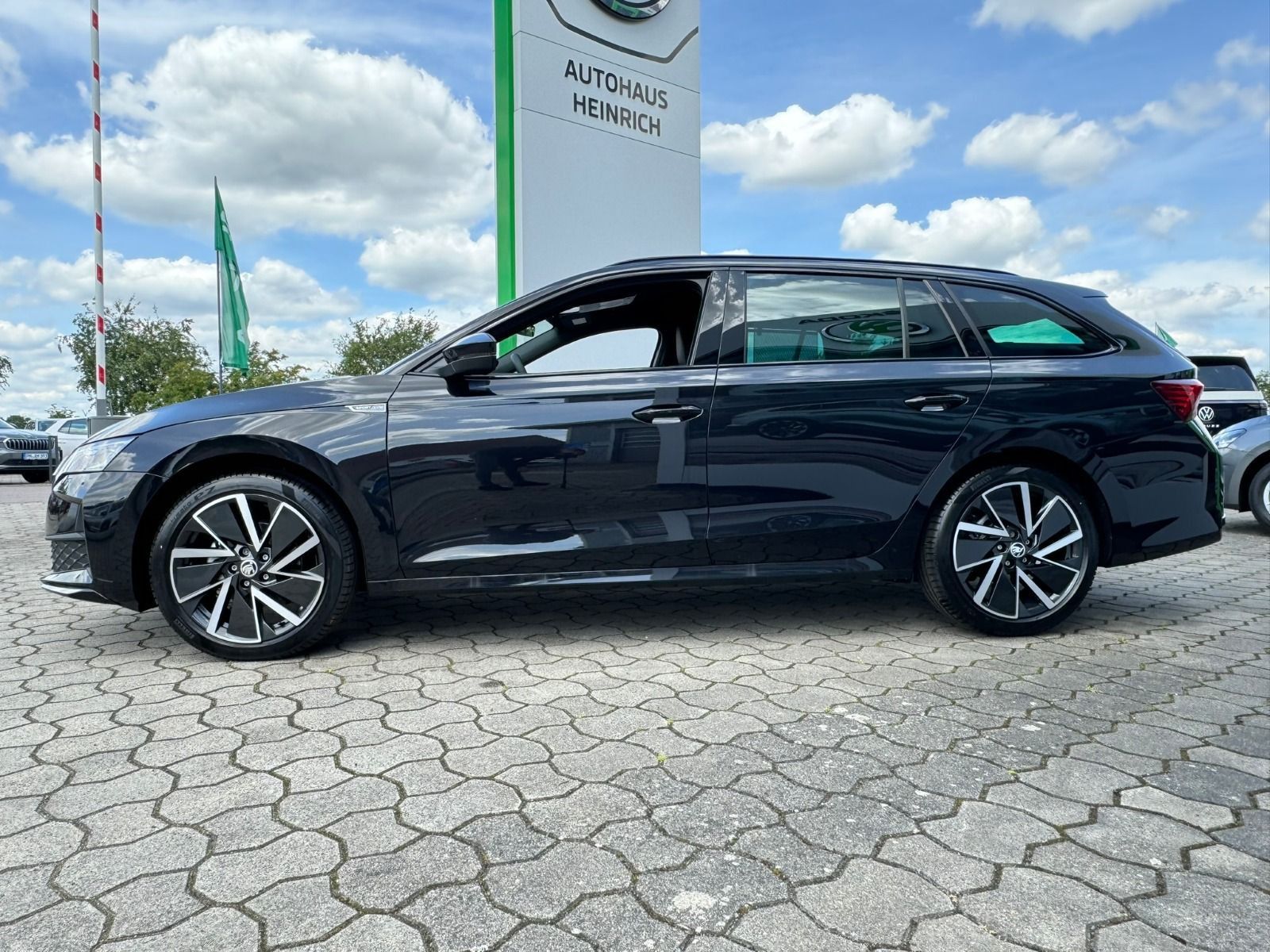 Fahrzeugabbildung SKODA Octavia Combi Sportline 2.0TDI DSG*RFK*ACC*NAVI