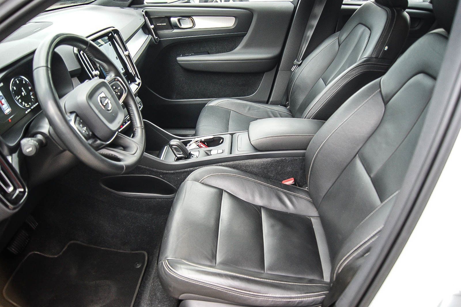 Fahrzeugabbildung Volvo XC40 D4 Momentum Pro AWD 4x4 LEDER ANHZV PRO-PAK