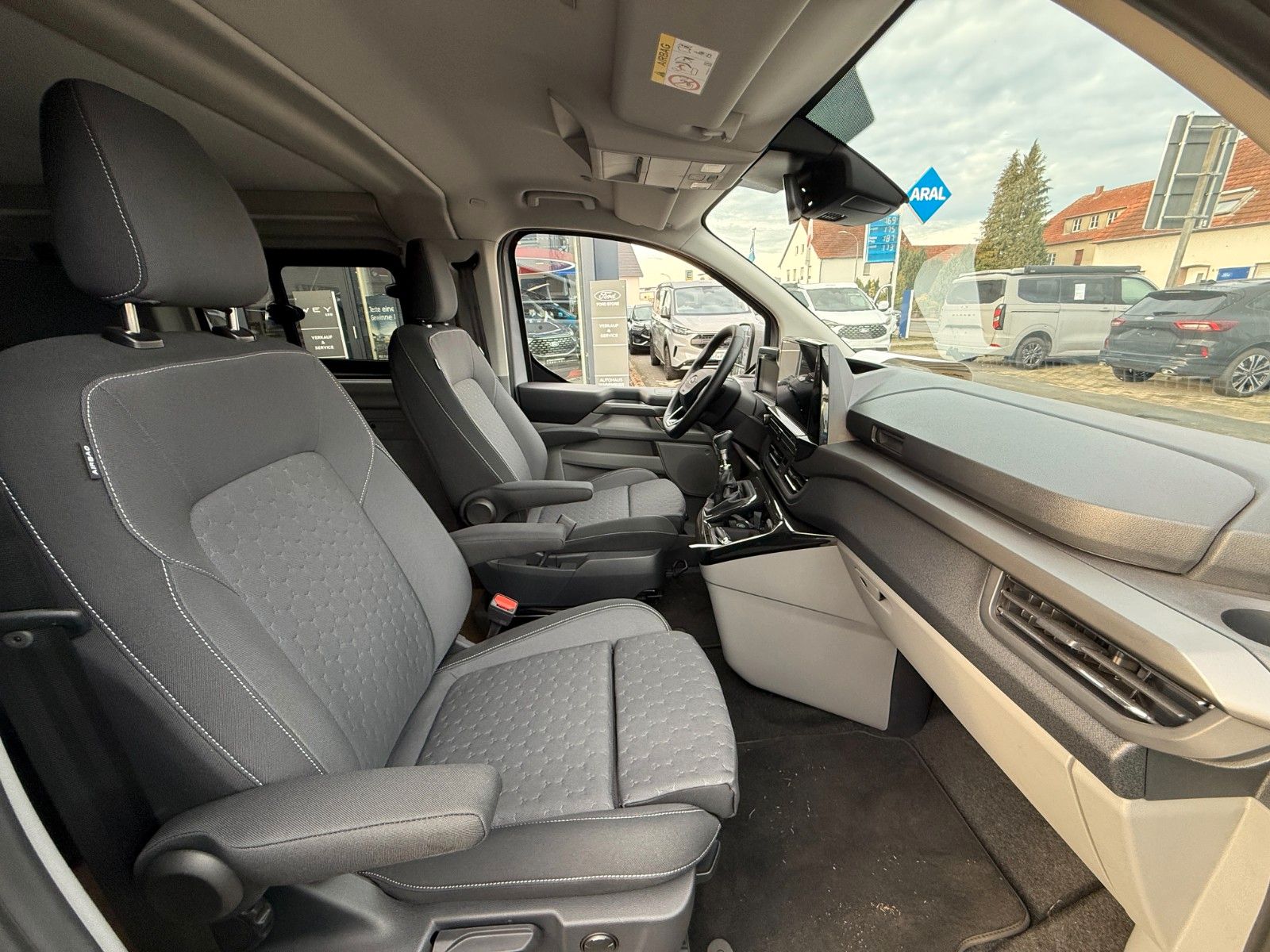 Vehicle details page 6 Vehicle image: Ford Nugget L1 Titanium | New Model V710