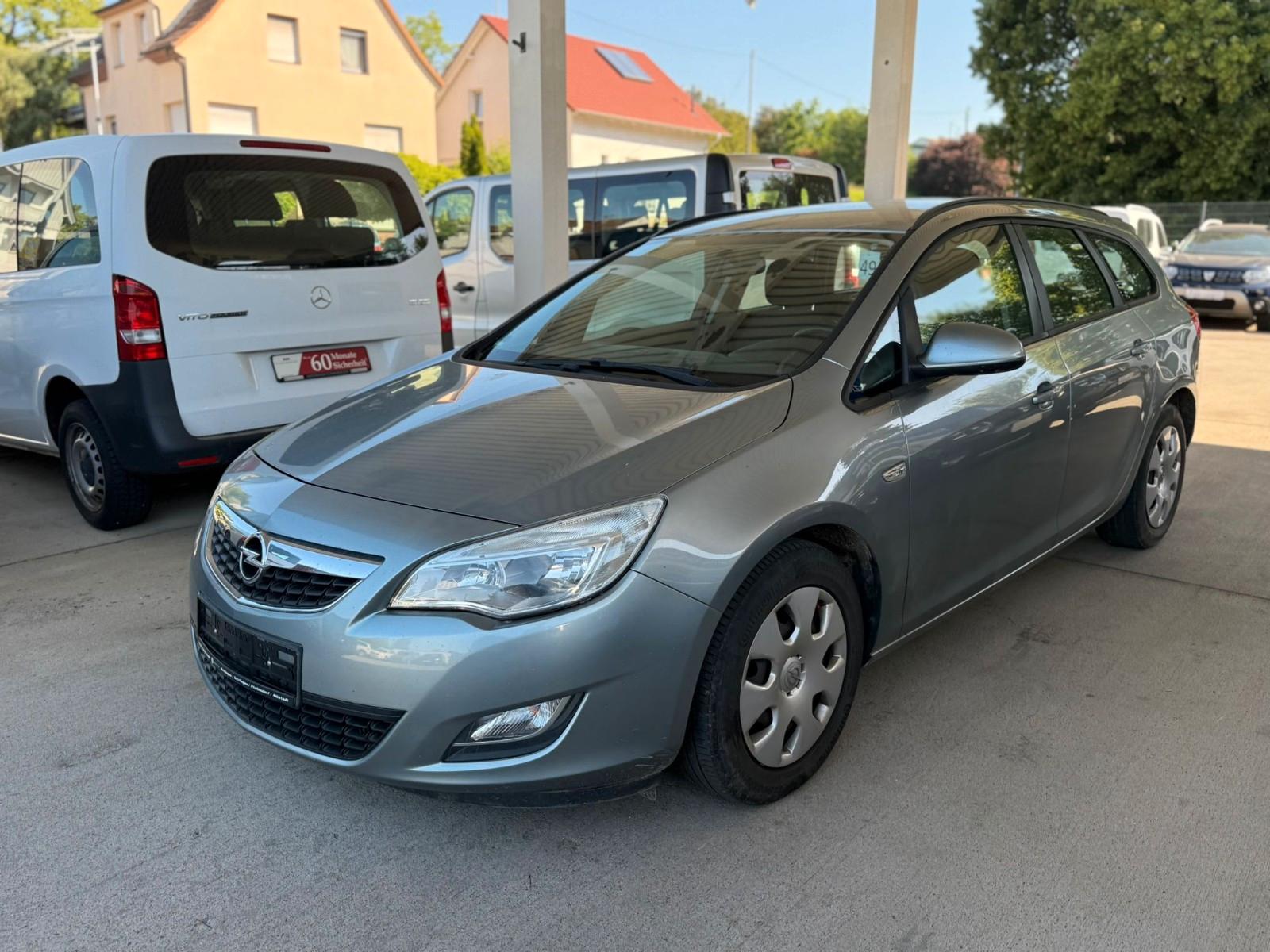 Opel Astra 2012 — interior
