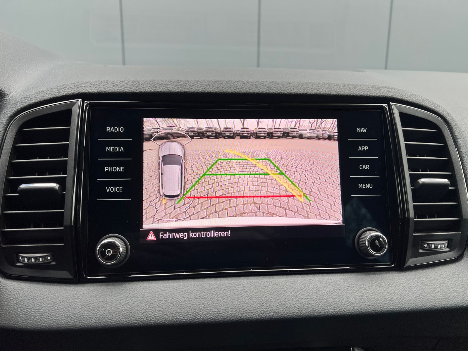 Fahrzeugabbildung SKODA Karoq Tour 1.5 TSI DSG *AHK, 17" LM-Felge, Navi,