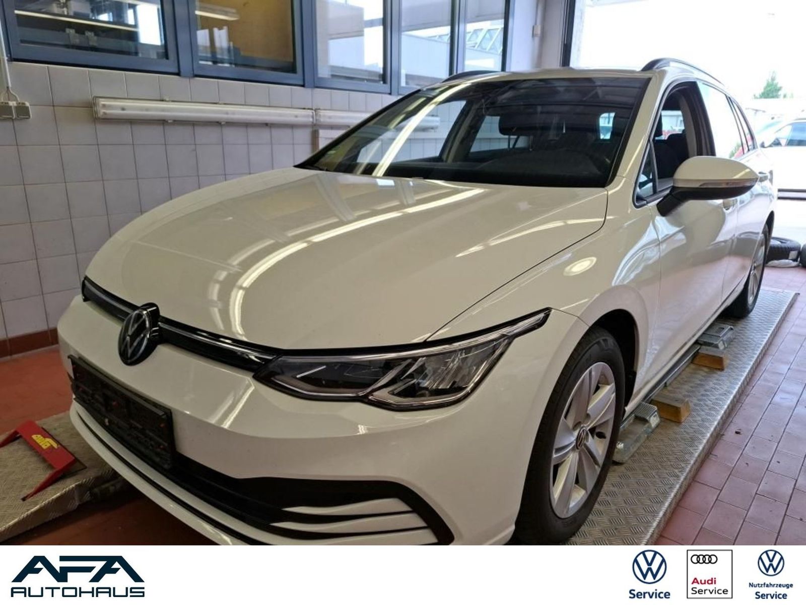 Volkswagen Golf VIII Var. 1.5 eTSI Life DSG RFK*NAV*ACC*SHZ
