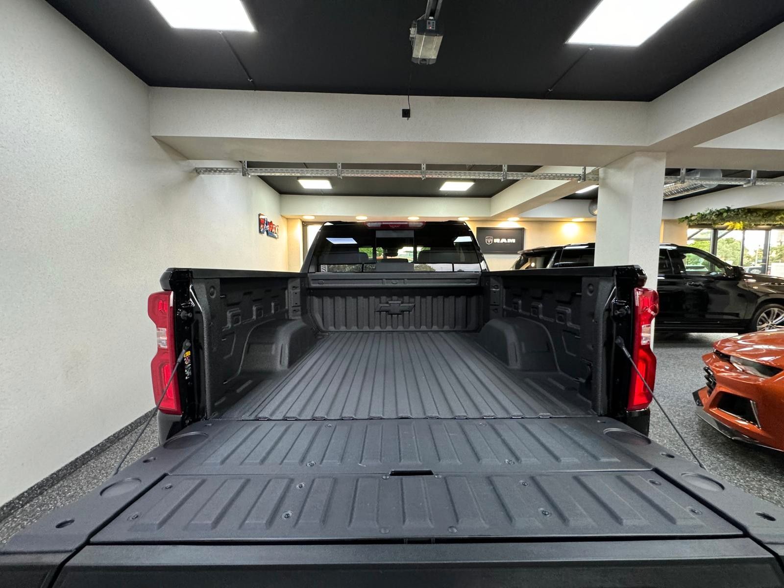 Fahrzeugabbildung Chevrolet 2026 SILVERADO MIDNIGHT DURAMAX DIESEL 4x4 HC