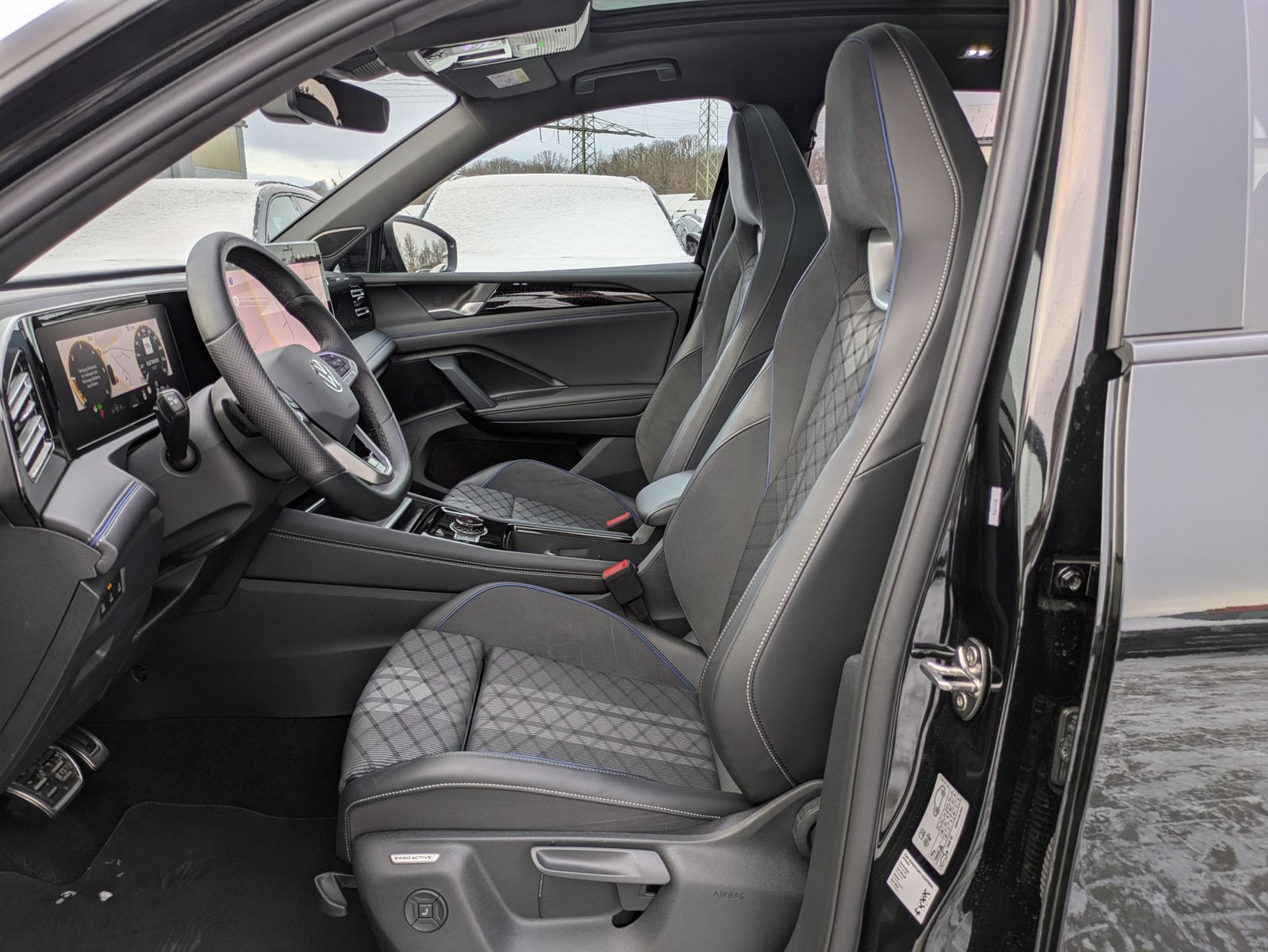 Fahrzeugabbildung Volkswagen Tiguan 2.0 TDI 4M R-Line PANO*H&K*AHK*MATRIX*20"