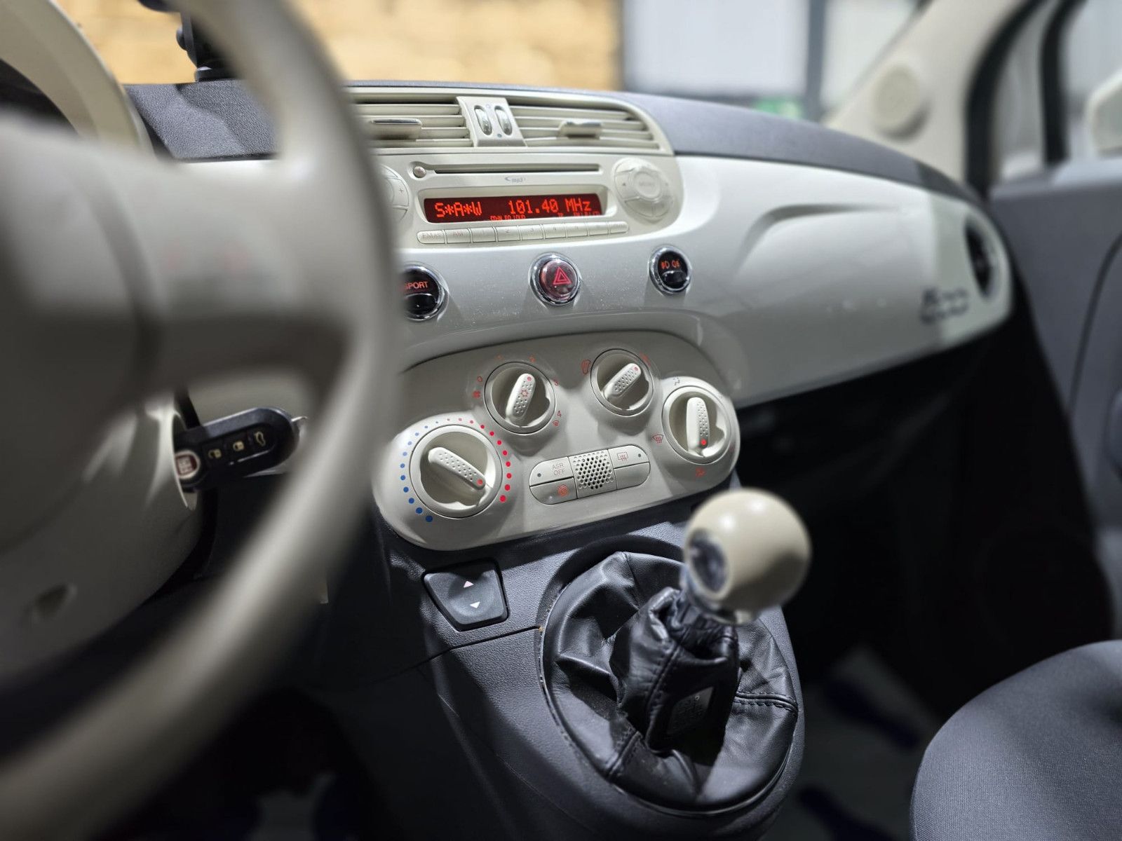 Fahrzeugabbildung Fiat 500 Lounge/Klima/Panorama/EURO6/TÜV-NEU/Garantie
