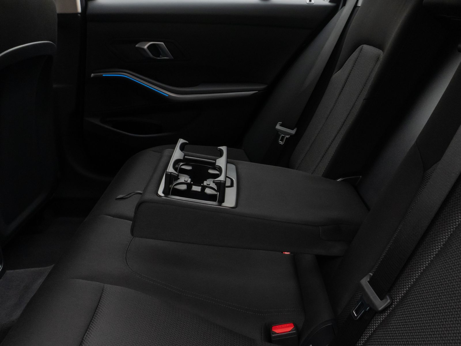 Fahrzeugabbildung BMW 320d Kamera DAB Sportlenkrad Komfort AHK Alarm