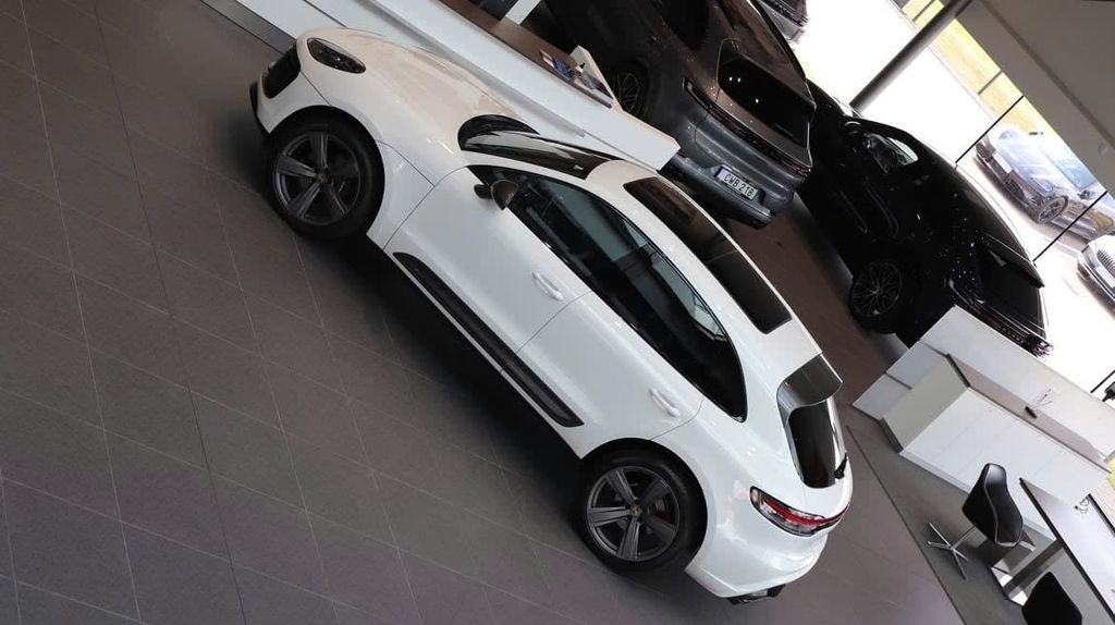PORSCHE Macan 2023