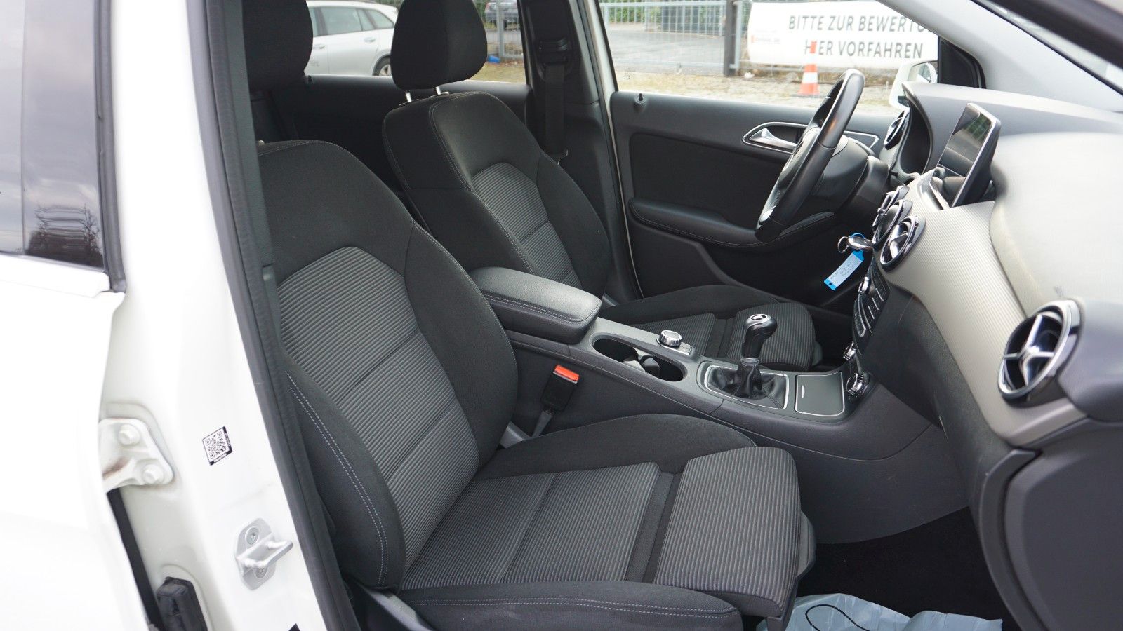 Fahrzeugabbildung Mercedes-Benz B 180 Navi,LED,Park Assist,SH,PDC,SR+WR