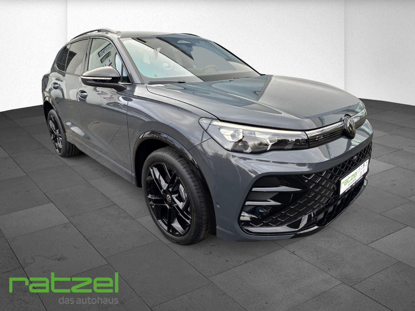 Fahrzeugabbildung Volkswagen Tiguan R-LINE eHybrid Standh.+AHK+HARMAN+IQ.Ligh