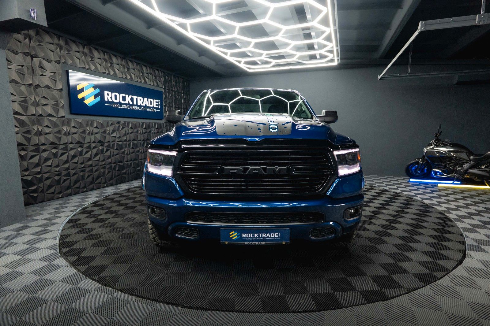 Fahrzeugabbildung Dodge RAM 5.7 V8 HEMI 4x4 OFFROAD NightEdition LONGBED