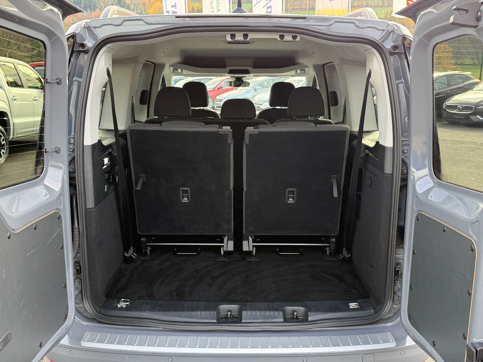 Fahrzeugabbildung Volkswagen Caddy Life Maxi 7-Sitzer ACC Blis DAB PDC SHZ