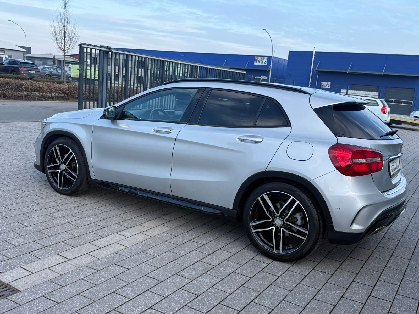 Fahrzeugabbildung Mercedes-Benz GLA 200 AMG Line PANO NAVI LEDER PDC WINTERRÄDER