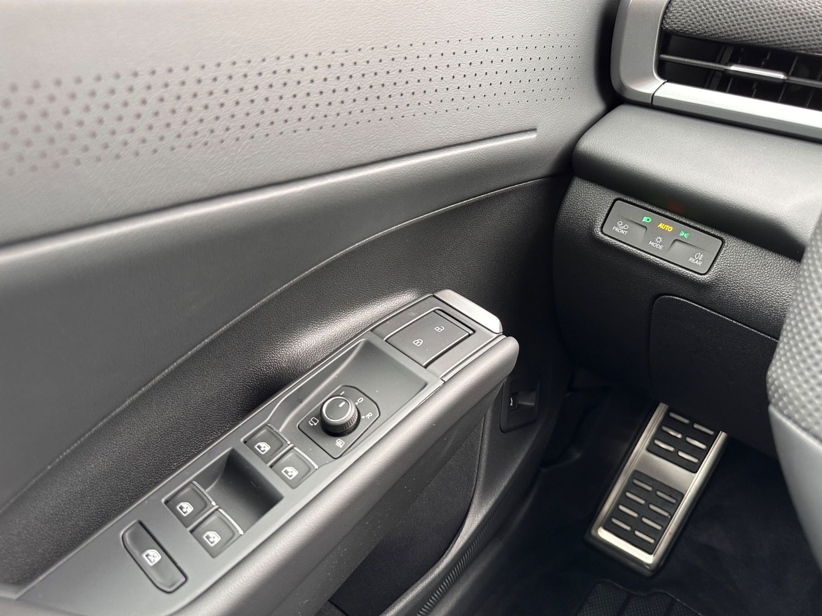 Fahrzeugabbildung Volkswagen T-Roc R Line 1.5 eTSI DSG APP/ACC/AHK/LED/eHeck