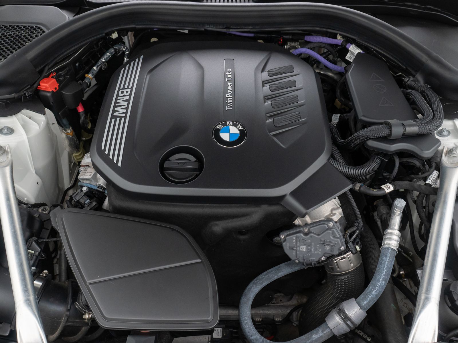 Fahrzeugabbildung BMW 520d M Sport Kamera HUD HiFi AHK Stop&Go Alarm