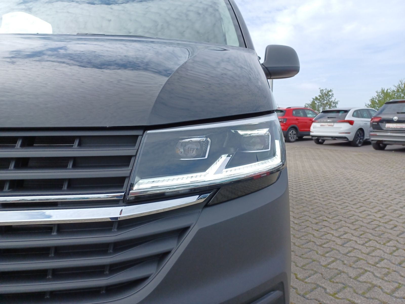 Fahrzeugabbildung Volkswagen T6.1 Transporter Kombi TDI LR NAVI LED KLIMA
