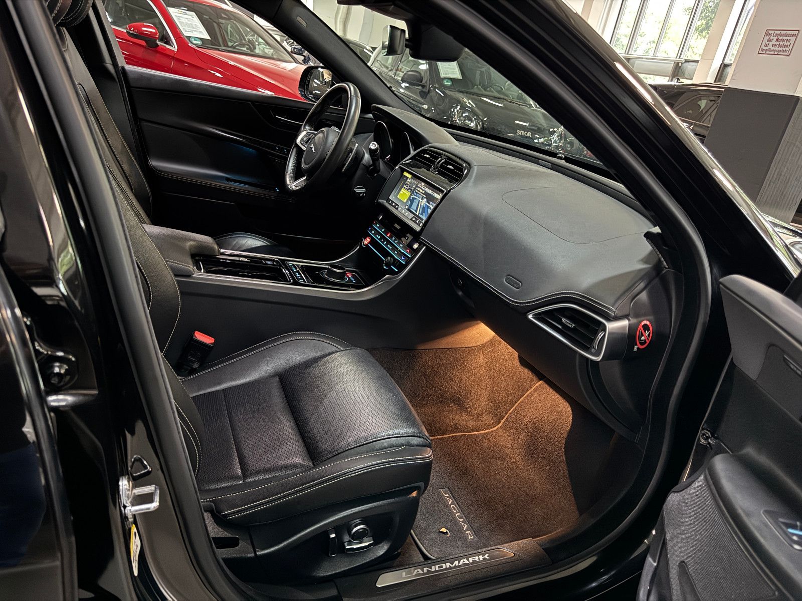 Fahrzeugabbildung Jaguar XE 2.0 d 8GT LANDMARK R-SPORT BLACK EDITION VOLL