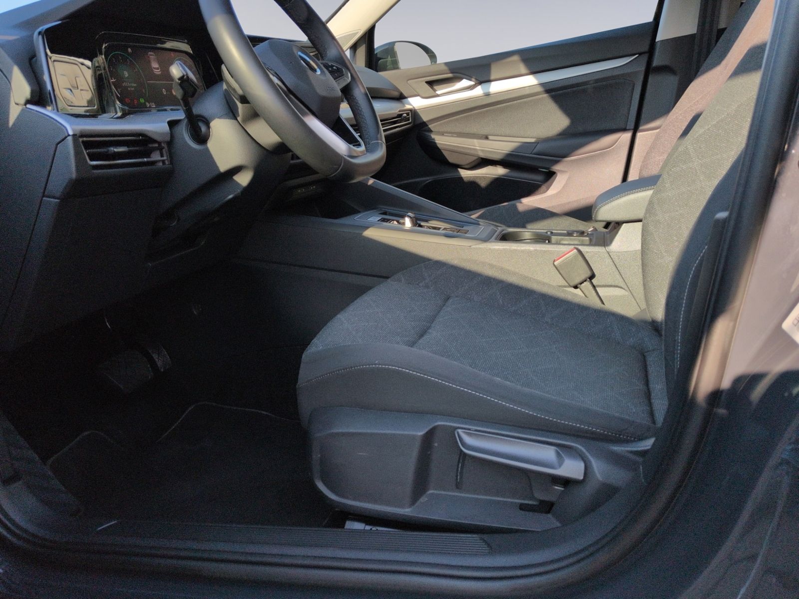 Golf VIII 1.0 eTSI DSG Life LED+ACC+APP+NAVI