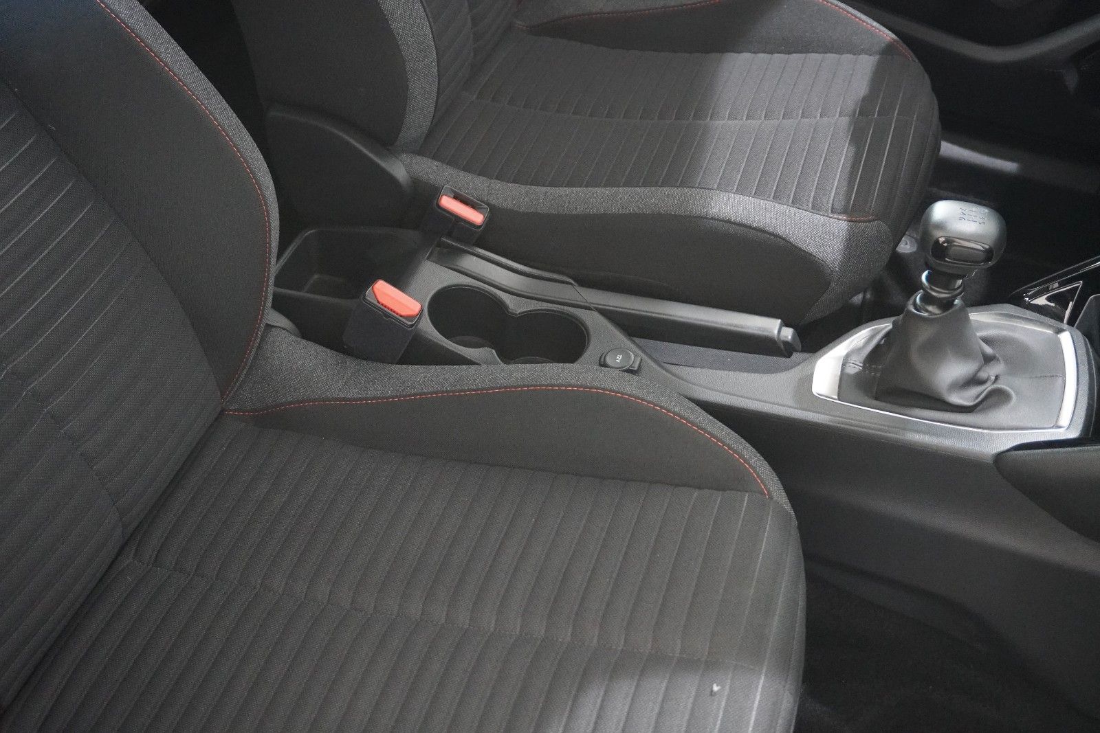 Fahrzeugabbildung Peugeot 2008 1.2T ACTIVE PACK NAVI/LED/KAMERA/SPORT/SH