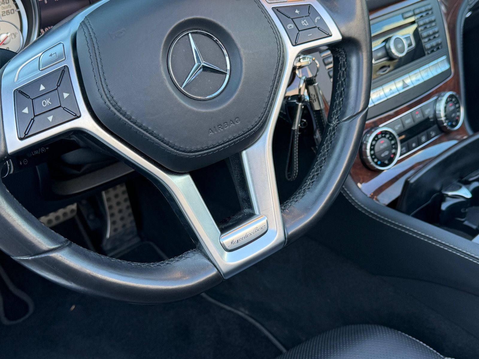 Fahrzeugabbildung Mercedes-Benz SL 350 /AMG/HARMAN-KARDON/MEMORY/T-WINKEL