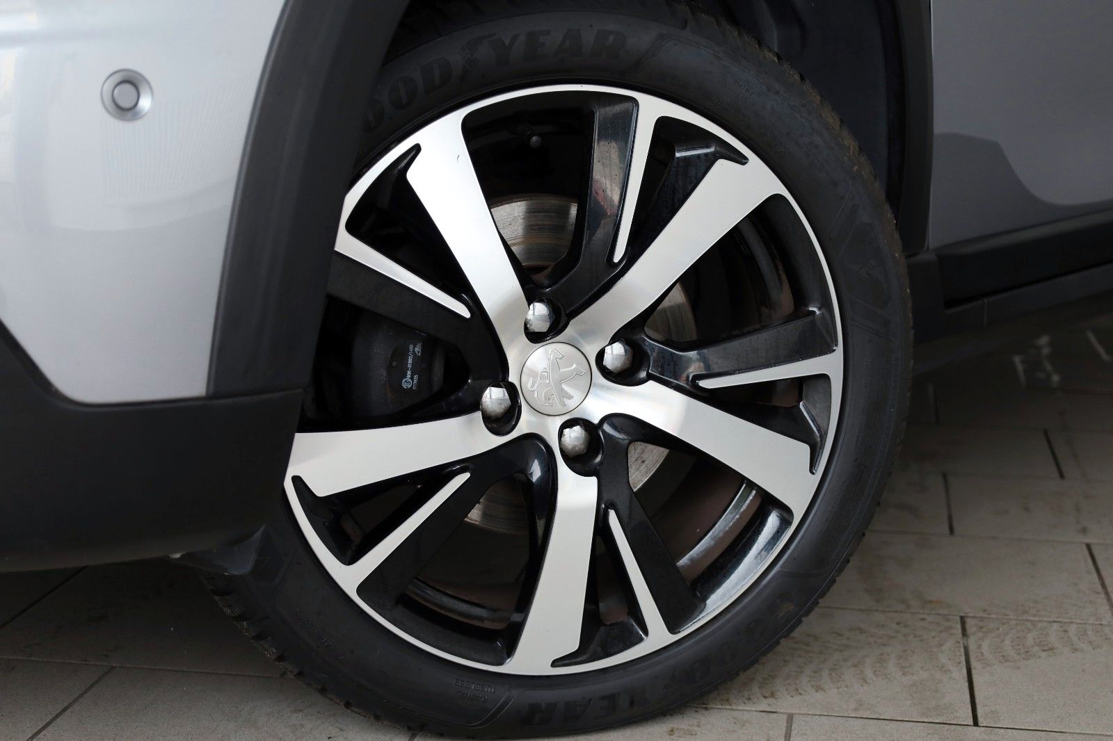 Fahrzeugabbildung Peugeot 2008 Allure Leder,Navi,Panorama,Kamera,SH,PDC