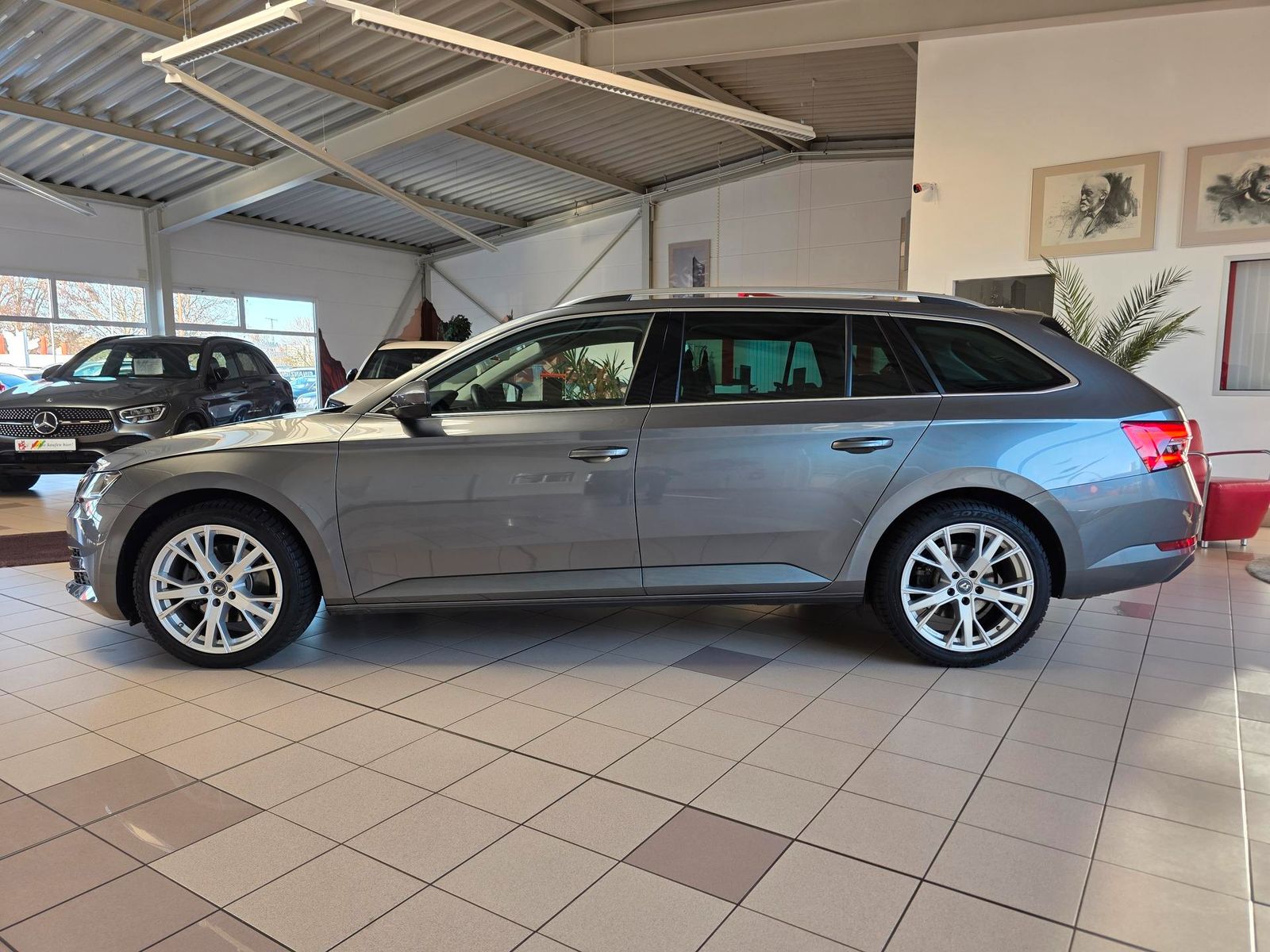 Fahrzeugabbildung SKODA Superb Combi 4x4/200 PS/Navi/LED/Keyless/Ahk