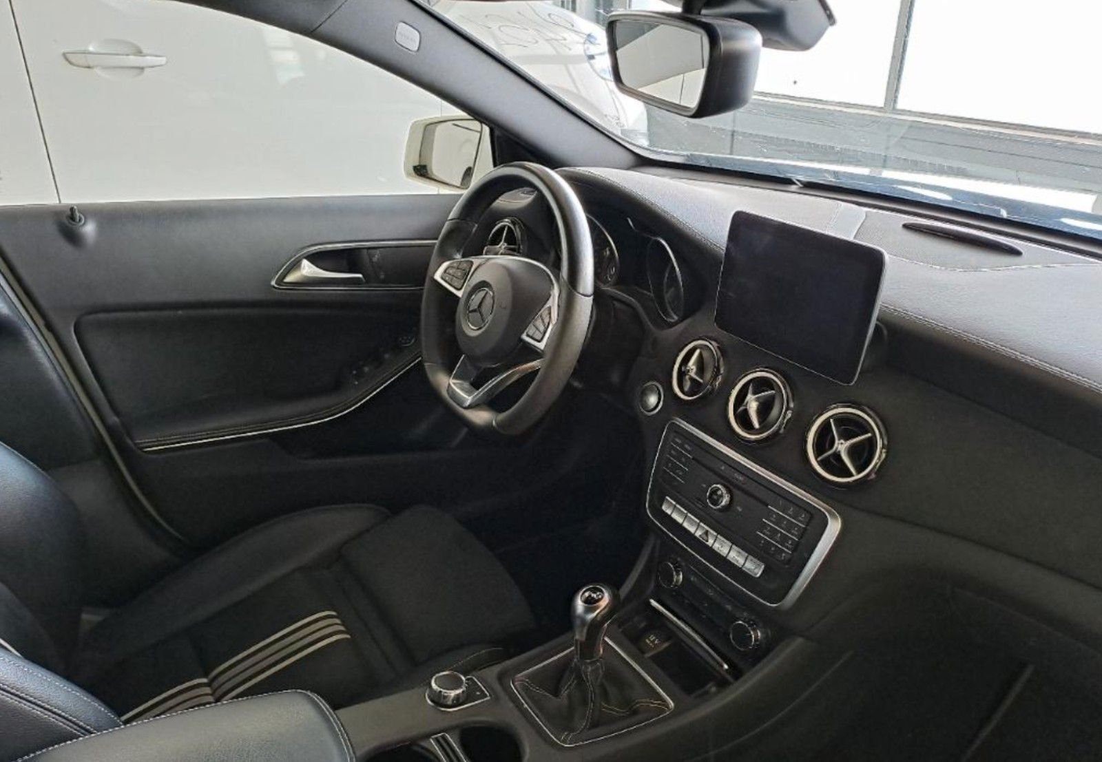 Fahrzeugabbildung Mercedes-Benz A 180 AMG LINE NAVI/LED/SPORT/SHZ/PDC/TEMP.