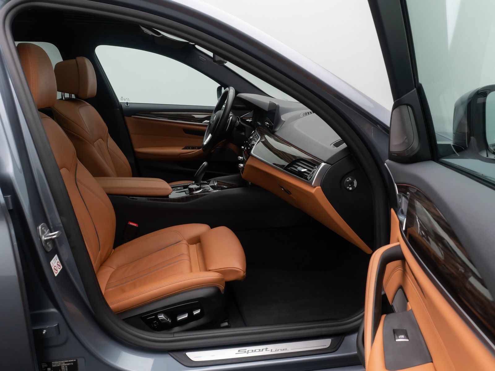 Fahrzeugabbildung BMW 540d xD SportLine 360&deg;HUD AHK DispKey SoftCl H/K