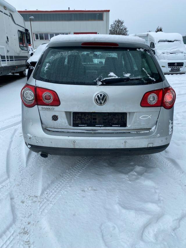 Volkswagen Passat 2006 — rear view