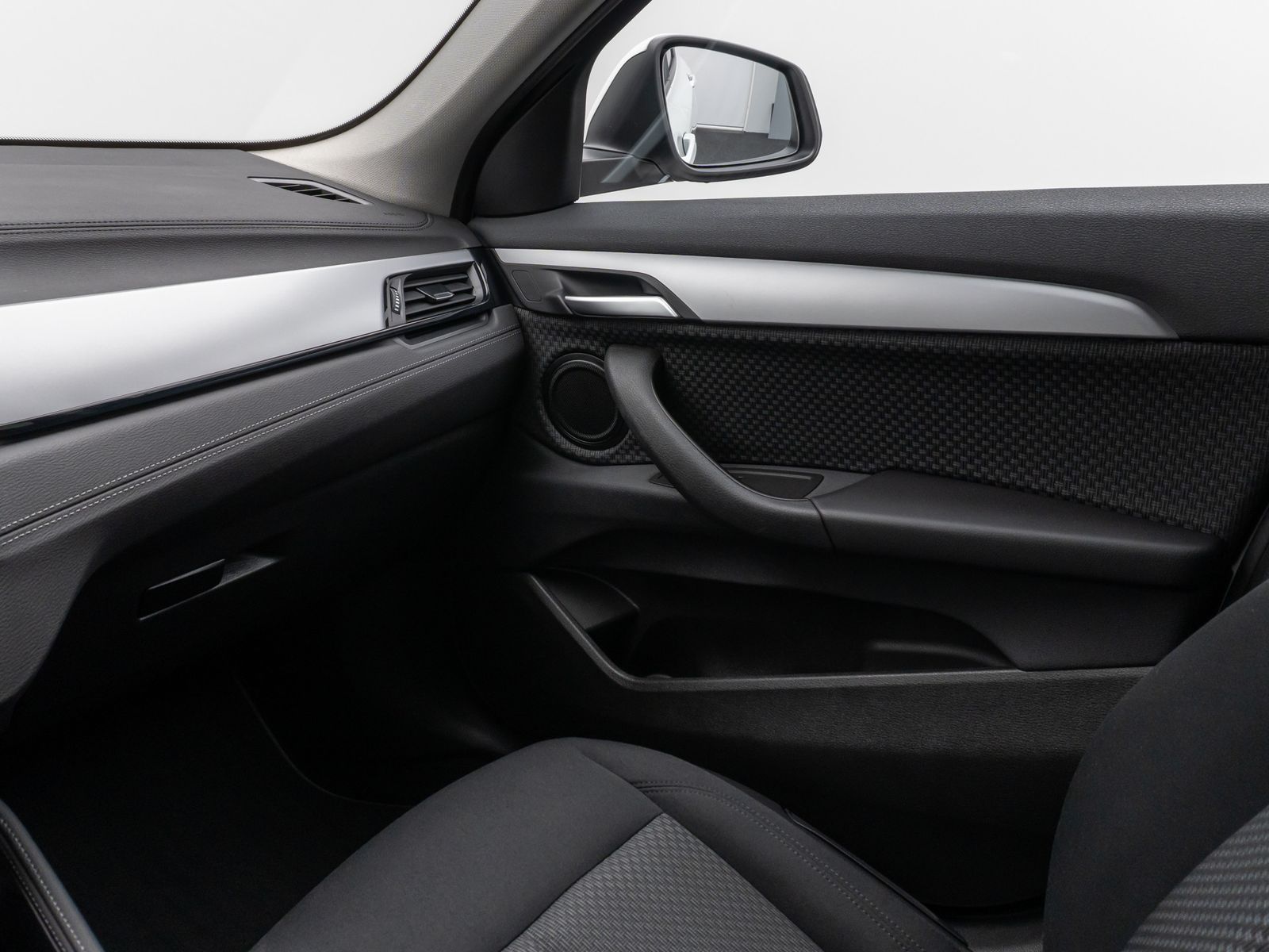 Fahrzeugabbildung BMW X2 xD25e Kamera HUD DAB HiFi Navi+Komfort Alarm