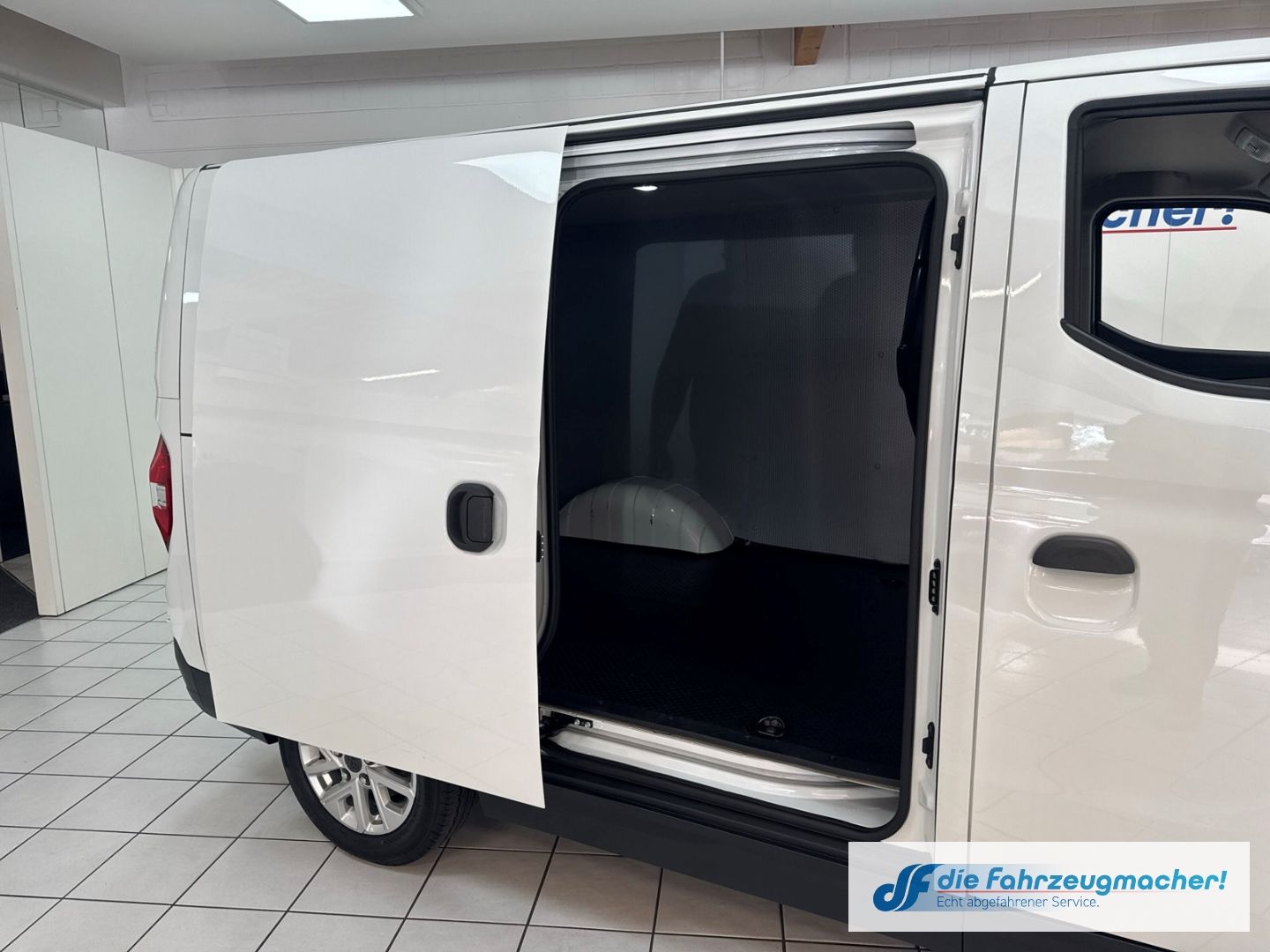 Fahrzeugabbildung Maxus eDeliver3 Kasten L1H1 Apple CarPlay Android Auto