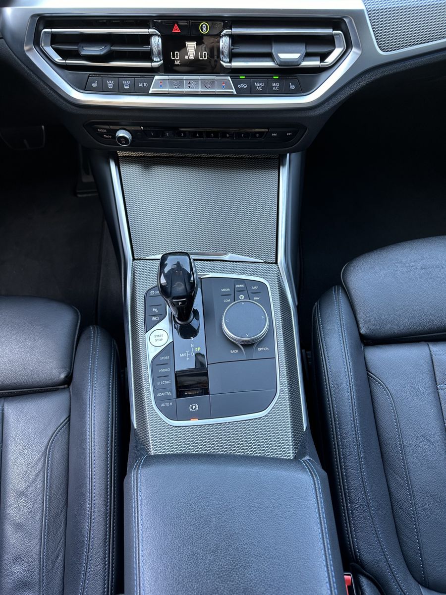 Fahrzeugabbildung BMW 330e Touring M-Sport NAV+LED+AHK+H&K+19ZOLL+1HD