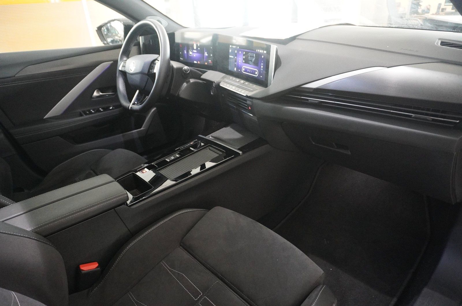 Fahrzeugabbildung Opel Astra L ST 1.2T ULTIMATE NAVI/LED/360°/PANO/DAB+