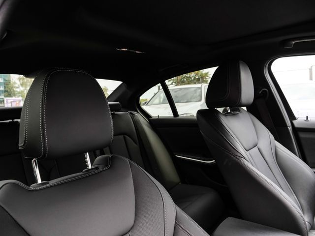 BMW 330, 2023 — 17