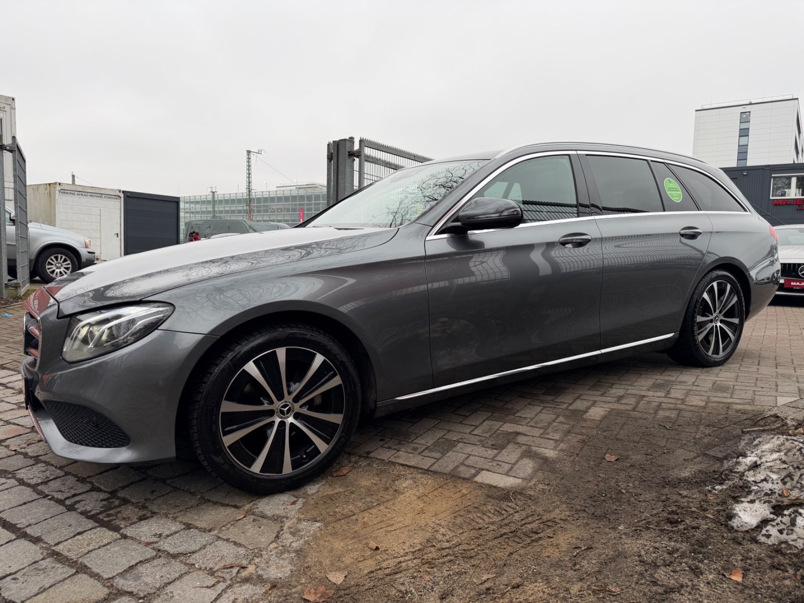 Fahrzeugabbildung Mercedes-Benz E 220d T BURMESTER*PANO*LEDER*ACC*MUTLIBEAM*LED