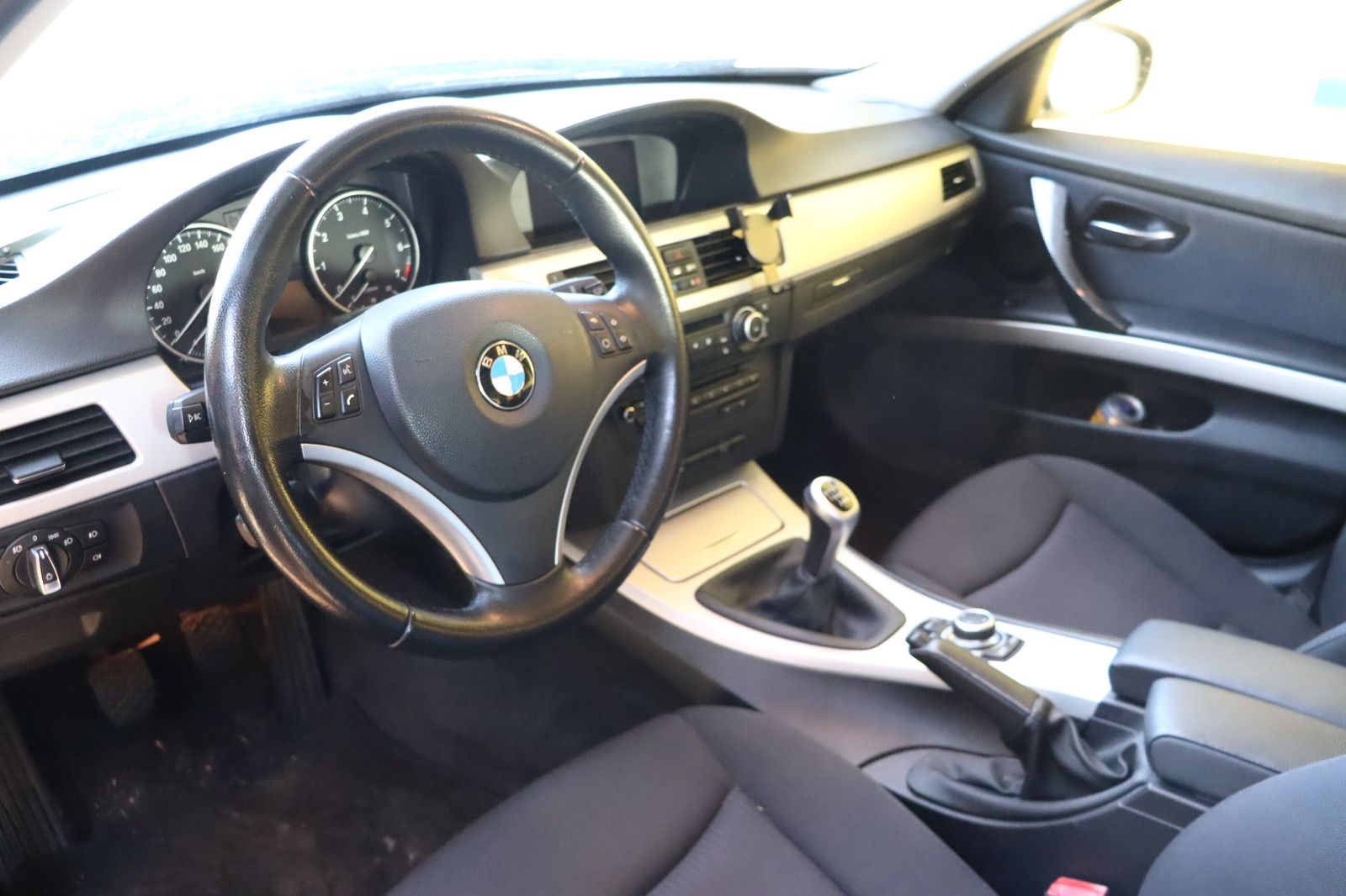 Fahrzeugabbildung BMW 318 i Touring * Xenon * SHZ * Navi