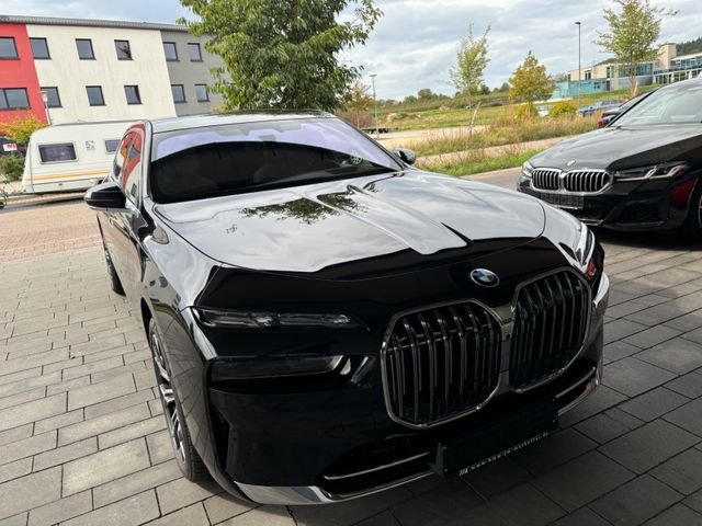 BMW 750e xDrive Cinema Lounge SkyDACH B&W Iconic